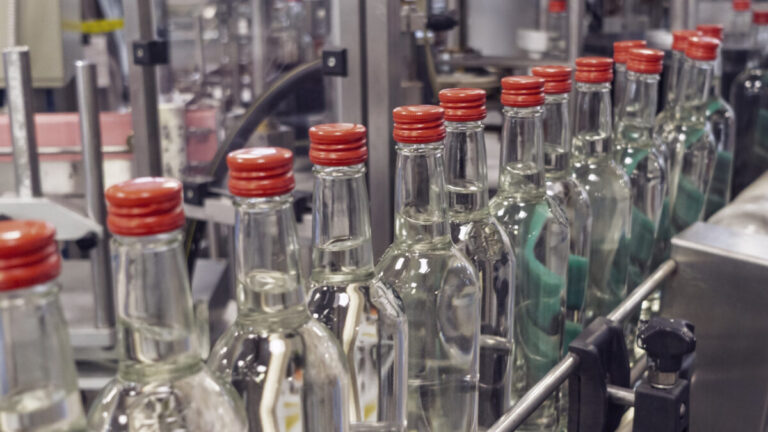Turecko zatklo 121 ľudí pre nelegálnu výrobu alkoholu, polícia zhabala vyše 33-tisíc litrov