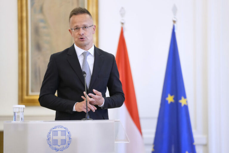 Šéf maďarskej diplomacie vyhlásil, že Budapešť je pripravená hostiť mierové rozhovory o Ukrajine