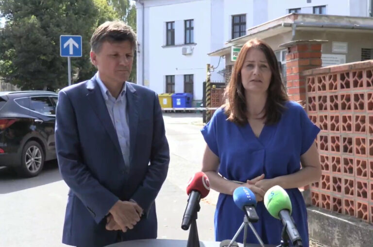 Hlina a Holečková vypovedali na polícii pre údajné ohováranie v kauze podozrivých výmen pozemkov – VIDEO