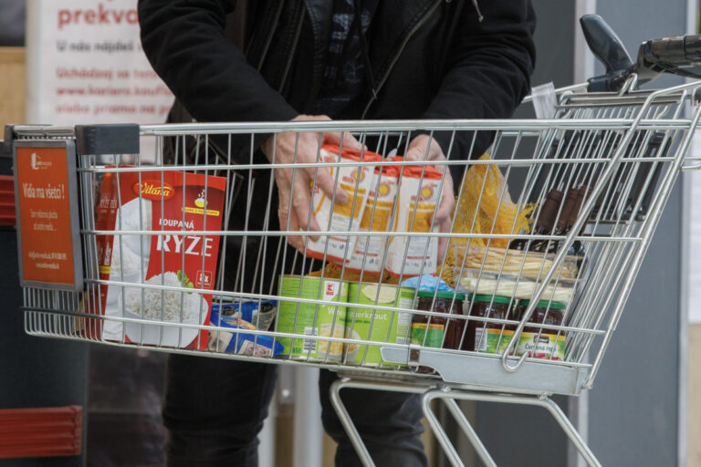 Tržby v maloobchode v júni 2025 opäť klesli, rast hypermarketov a drogérií zmiernil celkový pokles