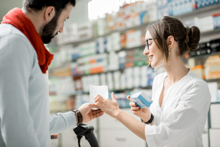 Pacienti sa radia s umelou inteligenciou o zdraví, slovenskí farmaceuti varujú pred rizikami