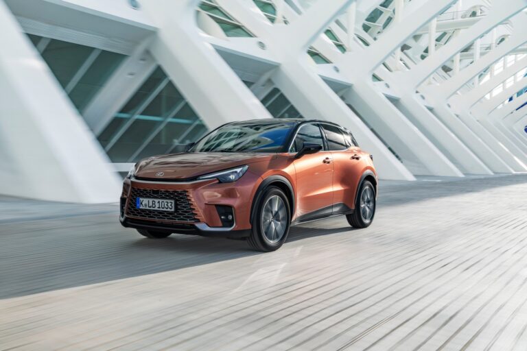 Lexus LBX bol stávka na správnu kartu. Značke sa darí práve vďaka najmenšiemu modelu – FOTO