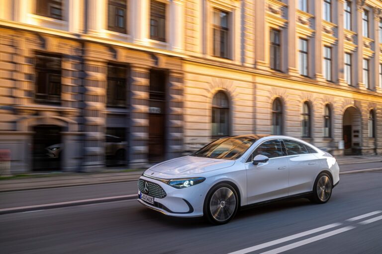 Hrdý Mercedes chce motorové srdcia od Bavorov z BMW. Črtá sa neuveriteľná spolupráca medzi konkurentmi – FOTO