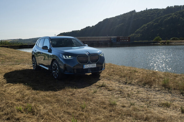 Test BMW X3 xDrive30e: Prémiový plug-in hybrid, ktorý sa v meste zaobíde bez kvapky benzínu – VIDEO