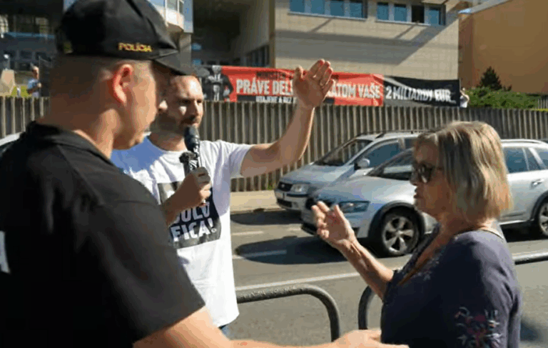 Hlučný protest matovičovcov opäť vytočil ľudí. Buďte ticho, bývam tu a nám to vadí, sú tu malé deti, kričala neznáma pani – VIDEO