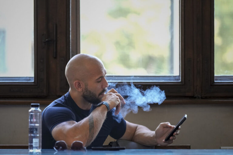 Toxicita ako ideál mužnosti? Influenceri ako Andrew Tate sľubujú mladým mužom rešpekt a ženy