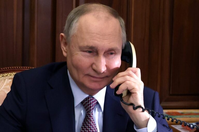 Trump prerušil rokovanie o Ukrajine s Európanmi, aby zatelefonoval Putinovi