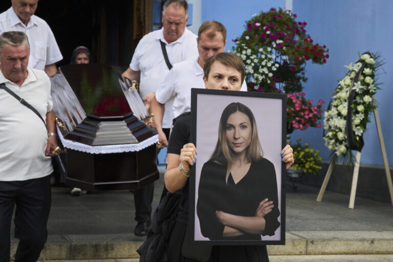 V Kyjeve sa konal pohreb novinárky, ktorá zomrela v ruskom zajatí