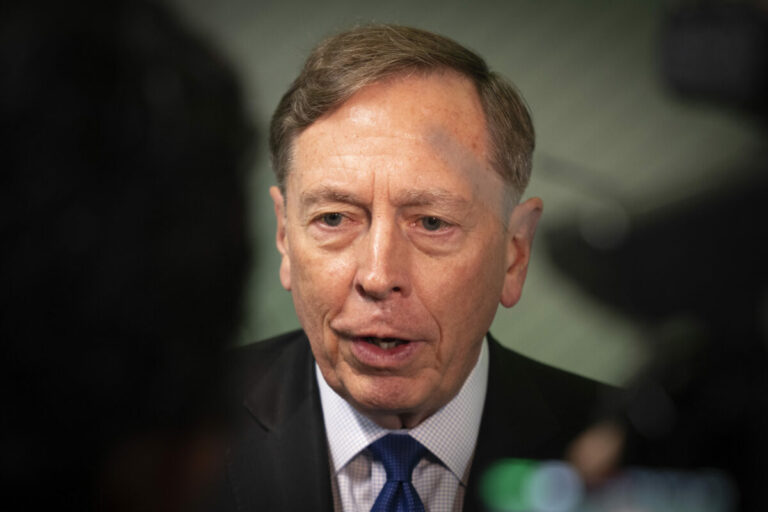 Prekážkou mieru na Ukrajine je Putin, hovorí Petraeus