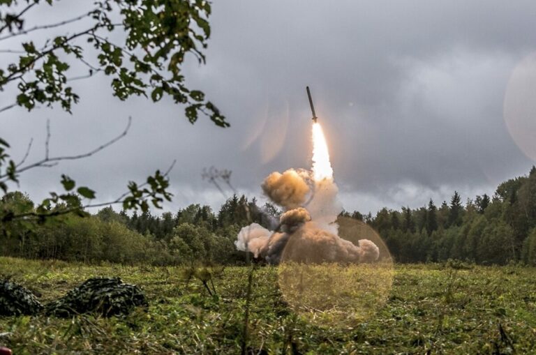 Rusko v noci na sobotu na Ukrajinu zaútočilo 582 dronmi a raketami