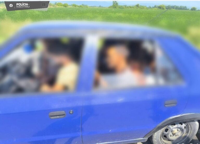 Koľko ľudí sa zmestí do Škody Felicie? Policajti na východe neverili vlastným očiam – FOTO