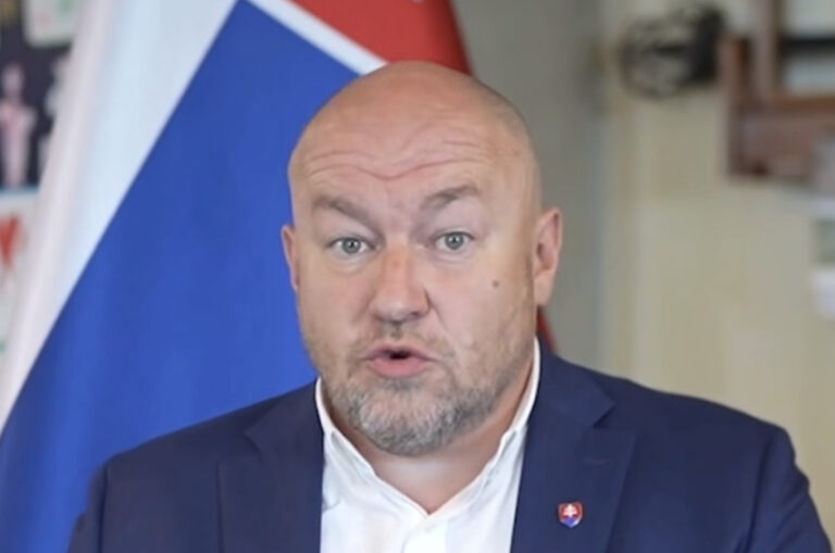 Huliak chce ísť ešte ďalej než SNS. Na koaličnej rade navrhne úplné zrušenie samosprávnych krajov – VIDEO