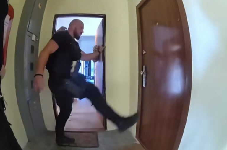 Seniorovi v Košiciach išlo o život. Policajti otvorili byt a postarali sa o neho do príchodu záchranárov – VIDEO