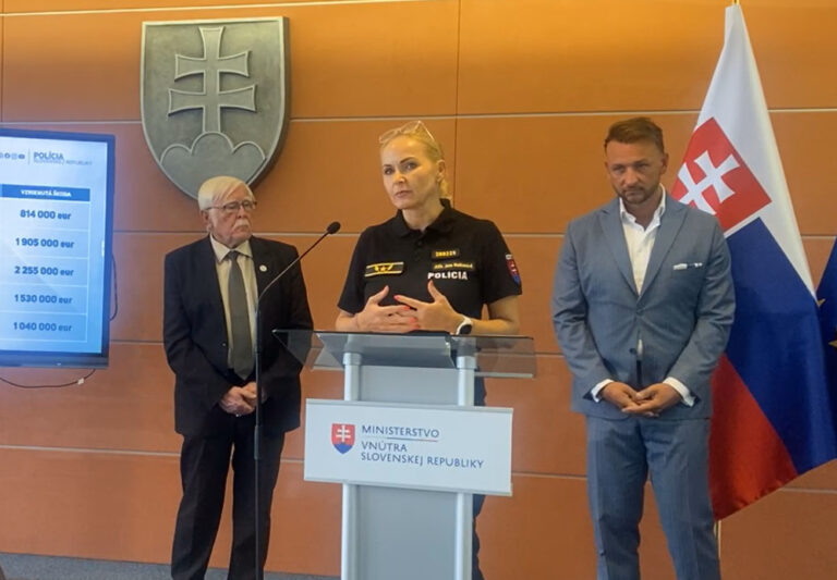 Policajná prezidentka Maškarová skolabovala počas tlačovej konferencie – VIDEO