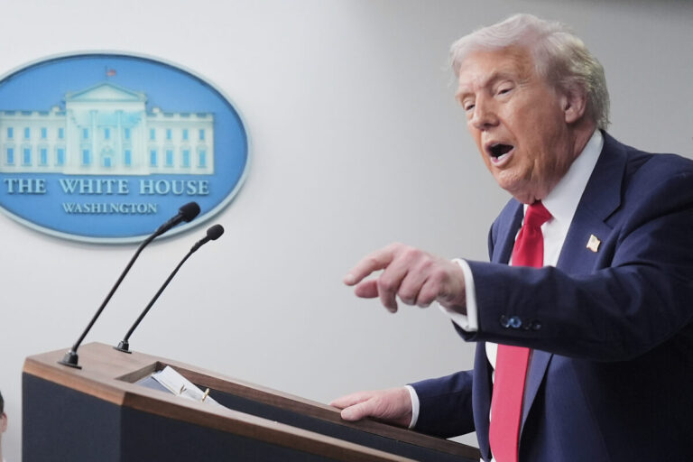 Trump sa pred cestou na Aljašku dvakrát pomýlil a povedal, že ide do Ruska