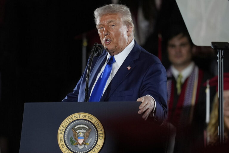Trump tvrdí, že dostať Zelenského a Putina za jeden stôl je ako zmiešať olej s octom