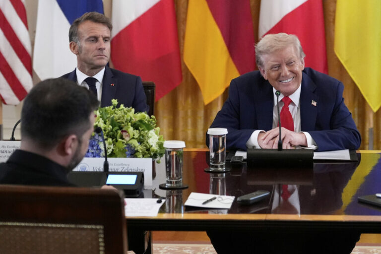 Trump oznámil, že začal organizovať schôdzku Putina a Zelenského