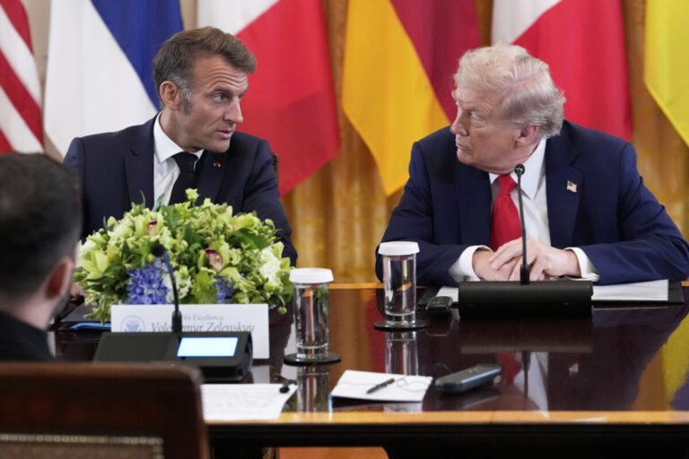 Netreba mu veriť. Macron nazval Putina „predátorom“ a „obrom pri našich bránach“
