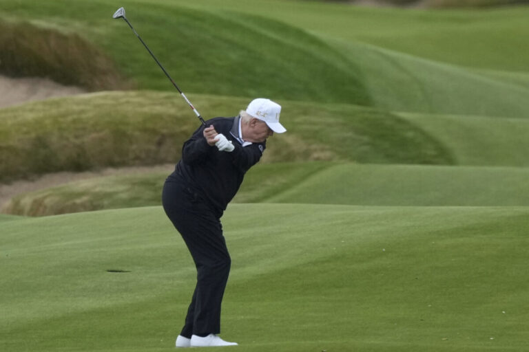 Zelenskyj daroval Trumpovi golfovú palicu vojaka, ktorý prišiel o nohu