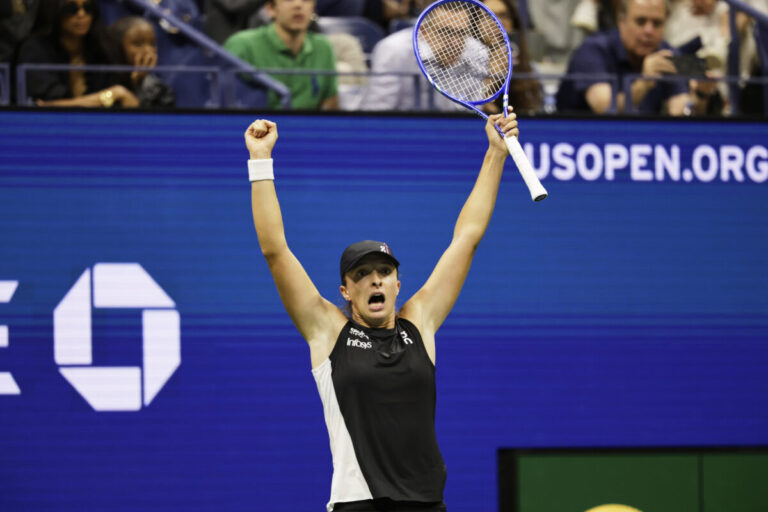 Zverev opäť raz neovládne grandslam, Swiateková predviedla skvelý obrat. Gauffová si zmeria sily s Osakovou – VIDEO