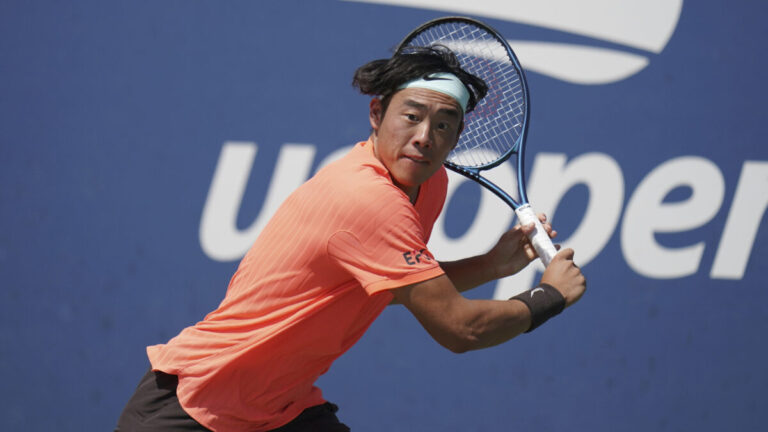 Autobusy vymenil za čierne autá. Coleman Wong žije svoj sen na US Open – VIDEO