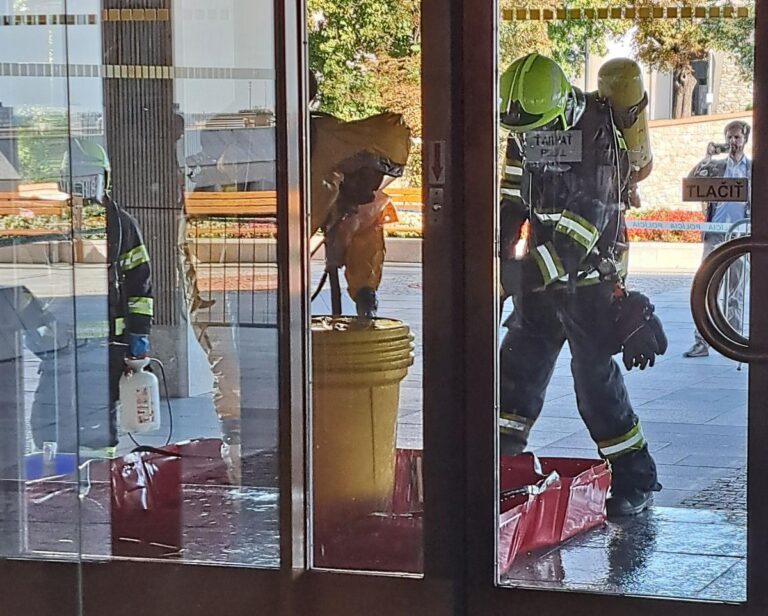 Podozrivý balík pri budove parlamentu bol určený pre poslanca Glücka. Zasahovať museli hasiči – VIDEO, FOTO