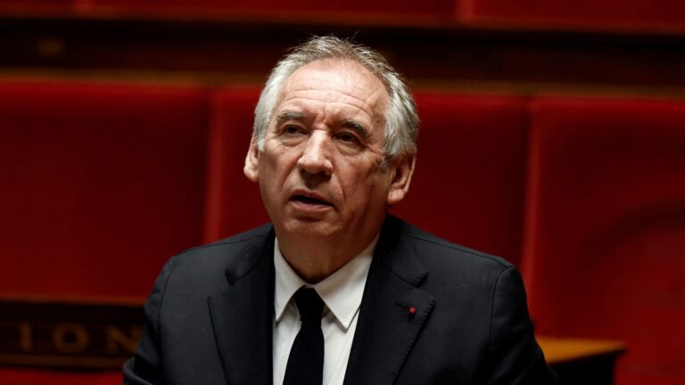 Francúzsky premiér Francois Bayrou vyhnaný hlasovaním o dôvere