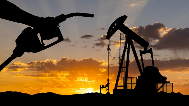 Futures Brent Oil Futures stúpajú 2%, keď Rusko tečie, americké politiky v zameraní