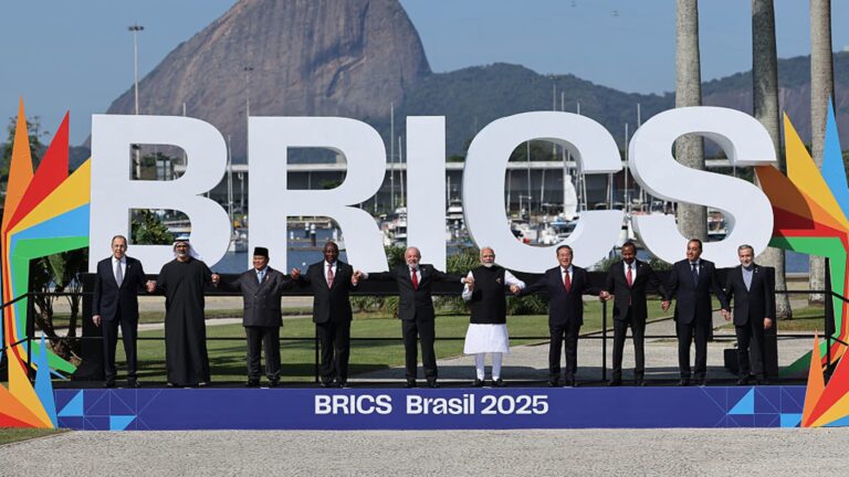 India nalieha na partnerov spoločnosti BRICS, aby sa zaoberali obchodnými deficitmi, keď Čína požaduje jednotu