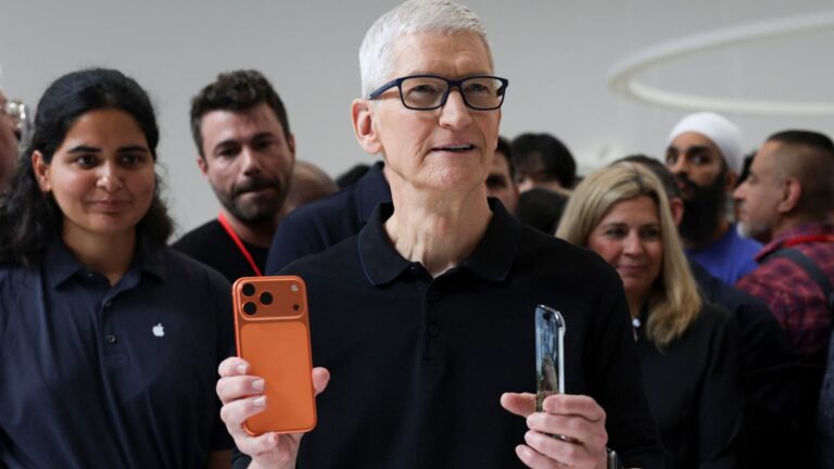 Generálny riaditeľ spoločnosti Apple Tim Cook hovorí, že zvýšenia cien iPhone nie sú viazané na tarify