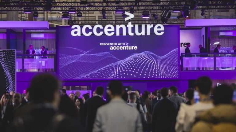 Accenture plány na „opustenie“ zamestnancov, ktorí nemôžu byť na AI reskily