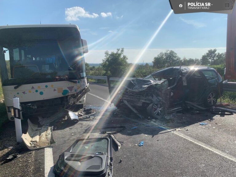 Vodiča osobného vozidla po zrážke s autobusom v Hlovocvi museli s vážnymi zraneniami  transportovať vrtuľníkom – FOTO