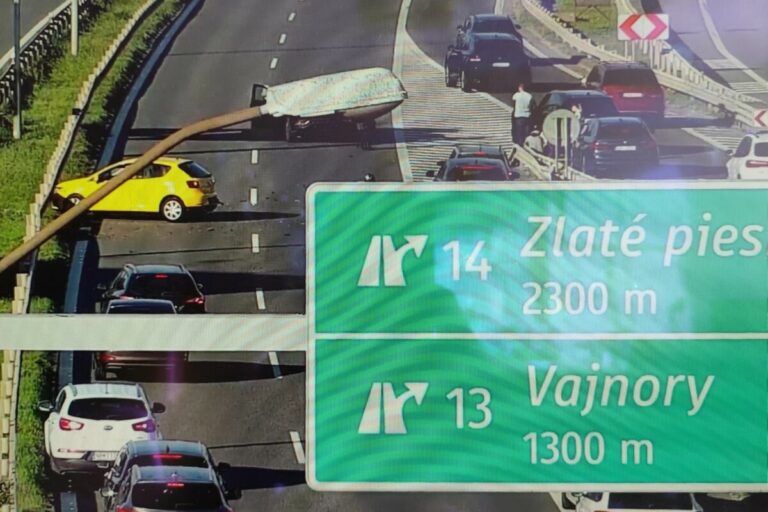 Diaľnica D1 v smere do Trnavy je pre dopravnú nehodu neprejazdná, zrazili sa dve autá