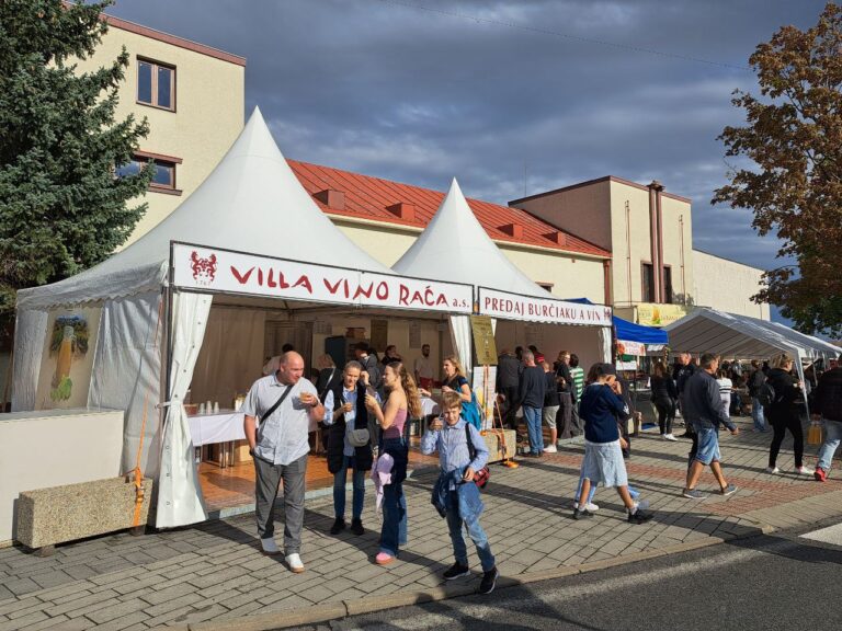 Račou sa niesla vôňa burčiaku a domácich špecialít. Vinobranie prilákalo tisíce návštevníkov – FOTO
