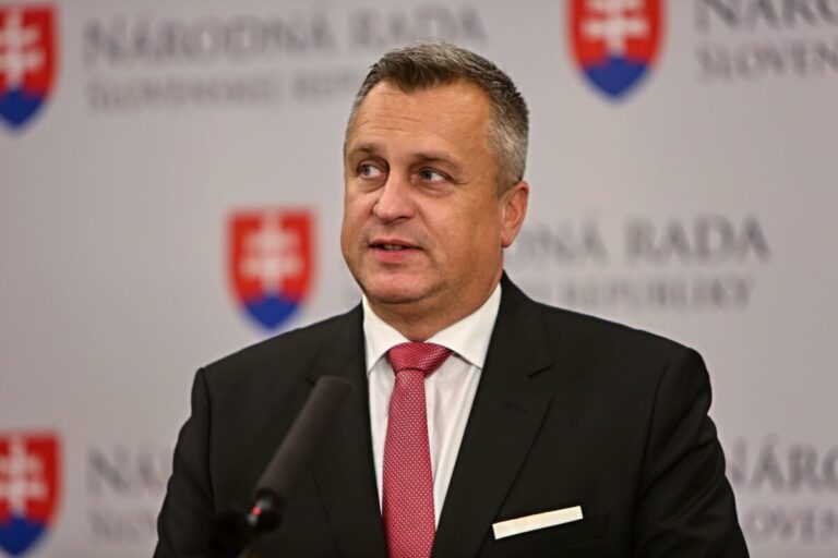 Danko chce novú daň pre obchodné reťazce, v koalícii sa hovorí aj o rušení úradov či žúp