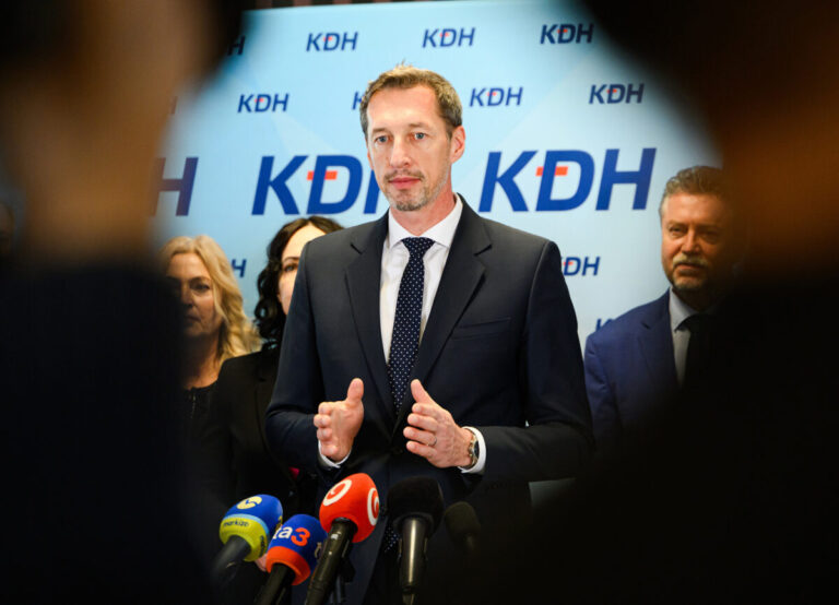 Kresťanskí demokrati vyzývajú prezidenta, aby podal podnet na disciplinárne konanie voči riaditeľovi SIS Gašparovi