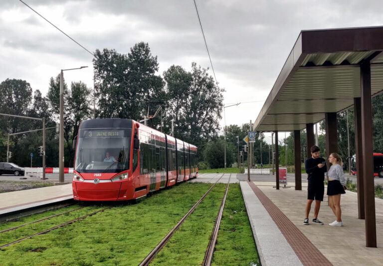 Električka do Petržalky už premáva, viacero objektov nie je dokončených. Magistrát priblížil postup prác