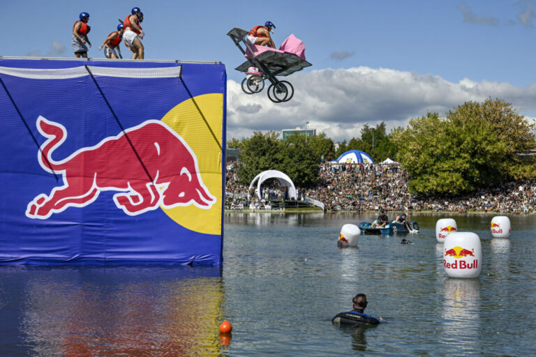 Top foto dňa (6. september 2025): Lietajúce stroje, River Cultures Festival, Max Verstappen pózuje, paratenis a bociany