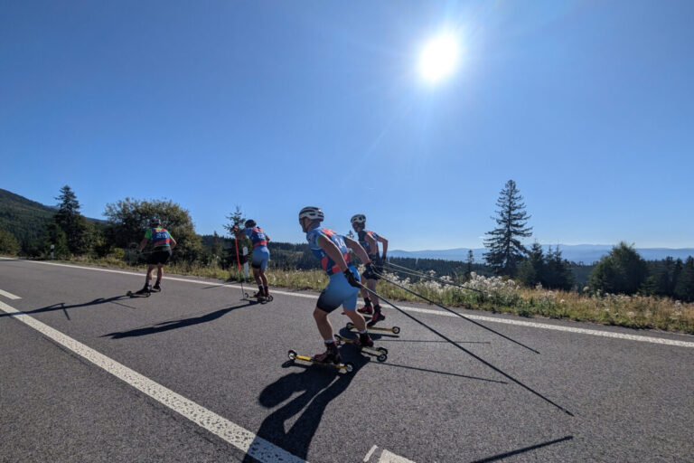 Top foto dňa (22. september 2025): Tatry Roller Ski, rev jeleňa, Slovak Heritage Festival, vojenský útok a nosorožec