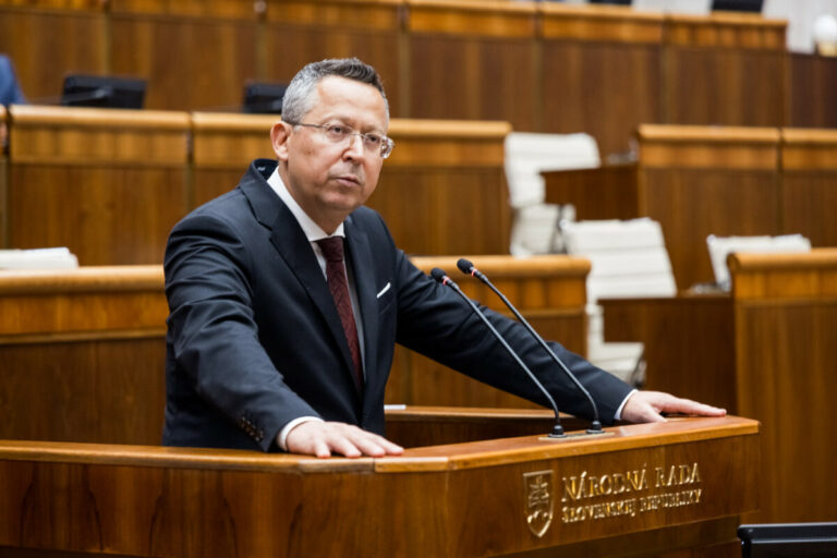 Vyššie dane a odvody namiesto prorastových opatrení. Reálna konsolidácia sa podľa analytikov nekoná