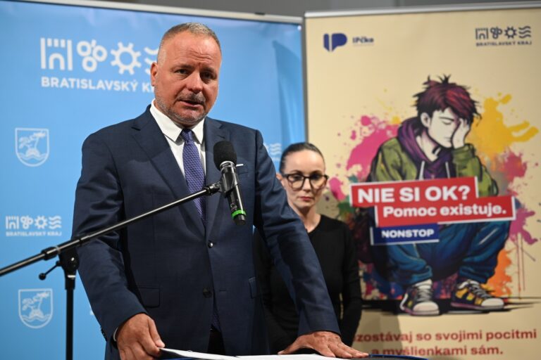 Top foto dňa (25. september 2025): Projekt Nie som OK, výstava queer umelcov, maľba Charlieho Kirka a China Open Tennis
