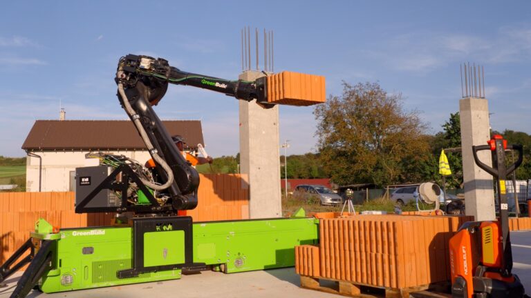 Na Slovensku sa začala výstavba prvého rodinného domu s použitím murovacieho robota – FOTO