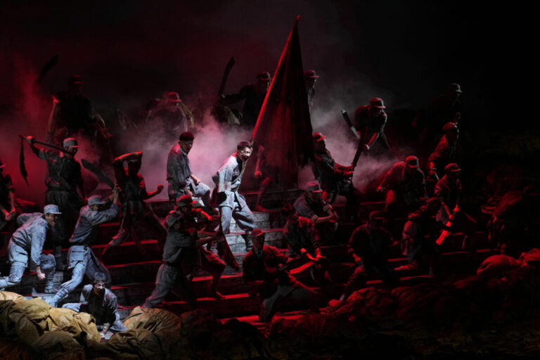 Top foto dňa (3. september 2025): Oslavy v Číne, požiar v Čínskom tábore, vlajky EÚ a seizmometer na Marse
