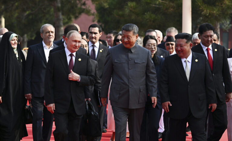 Kallasová kritizuje prítomnosť Putina a Kima po boku čínskeho prezidenta na prehliadke v Pekingu