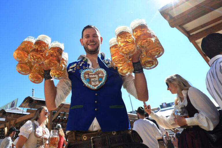 Top foto dňa (20. september 2025): Oktoberfest, motocyklisti, vojenská prehliadka, hviezda Jimmyho Kimmela a socha mačky
