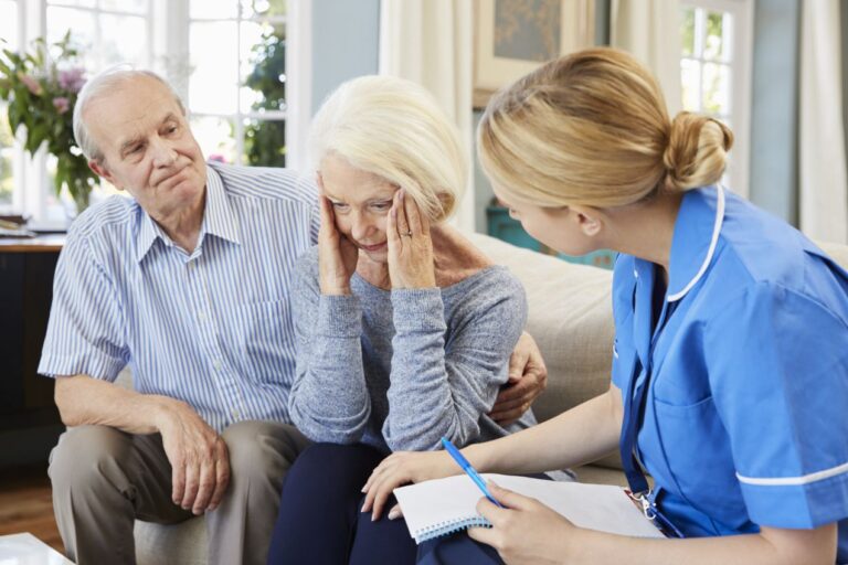 Rodiny pacientov s Alzheimerom čelia vyčerpaniu, odborníci volajú po rýchlejšom zavedení reformy