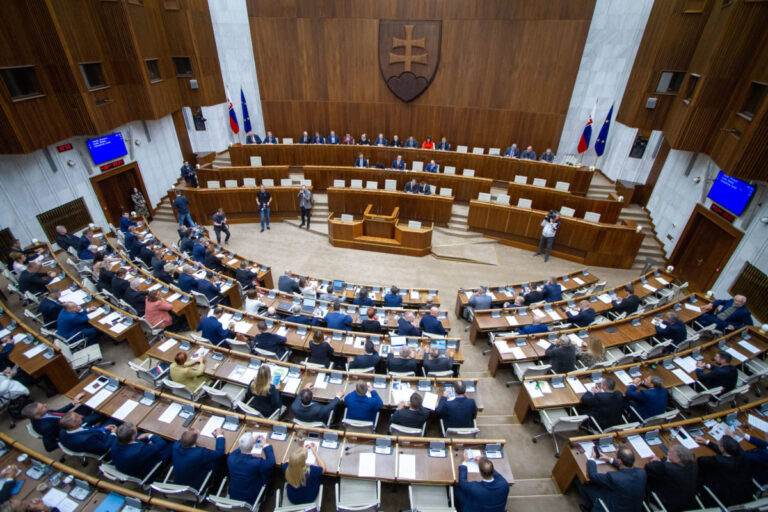 Hospodársky výbor Národnej rady SR schválil návrh na zmrazenie platov poslancov