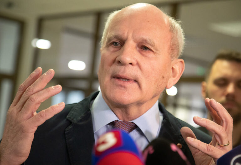 Dvaja poslanci KDH nechcú podporiť novelu ústavy. Mikloško odpovedá, či sa neobáva, že týmto krokom sklame svojich voličov – VIDEO