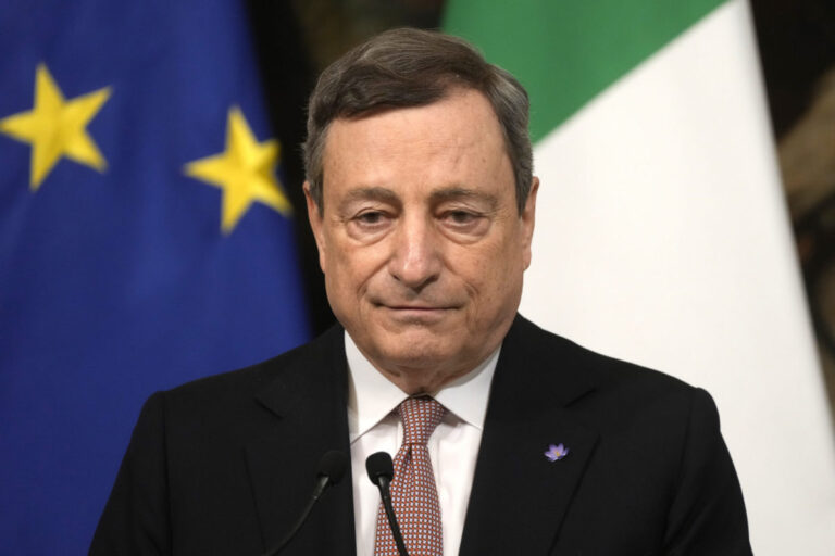 EÚ zaostáva za USA a Čínou, varuje Mario Draghi. Šéfka Komisie kritizuje Parlament