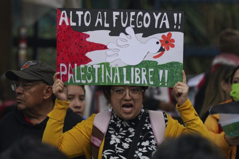 Nielen palestínske vlajky, ale aj násilie a pád talianskeho pretekára. Vuelta rieši problém s aktivistami